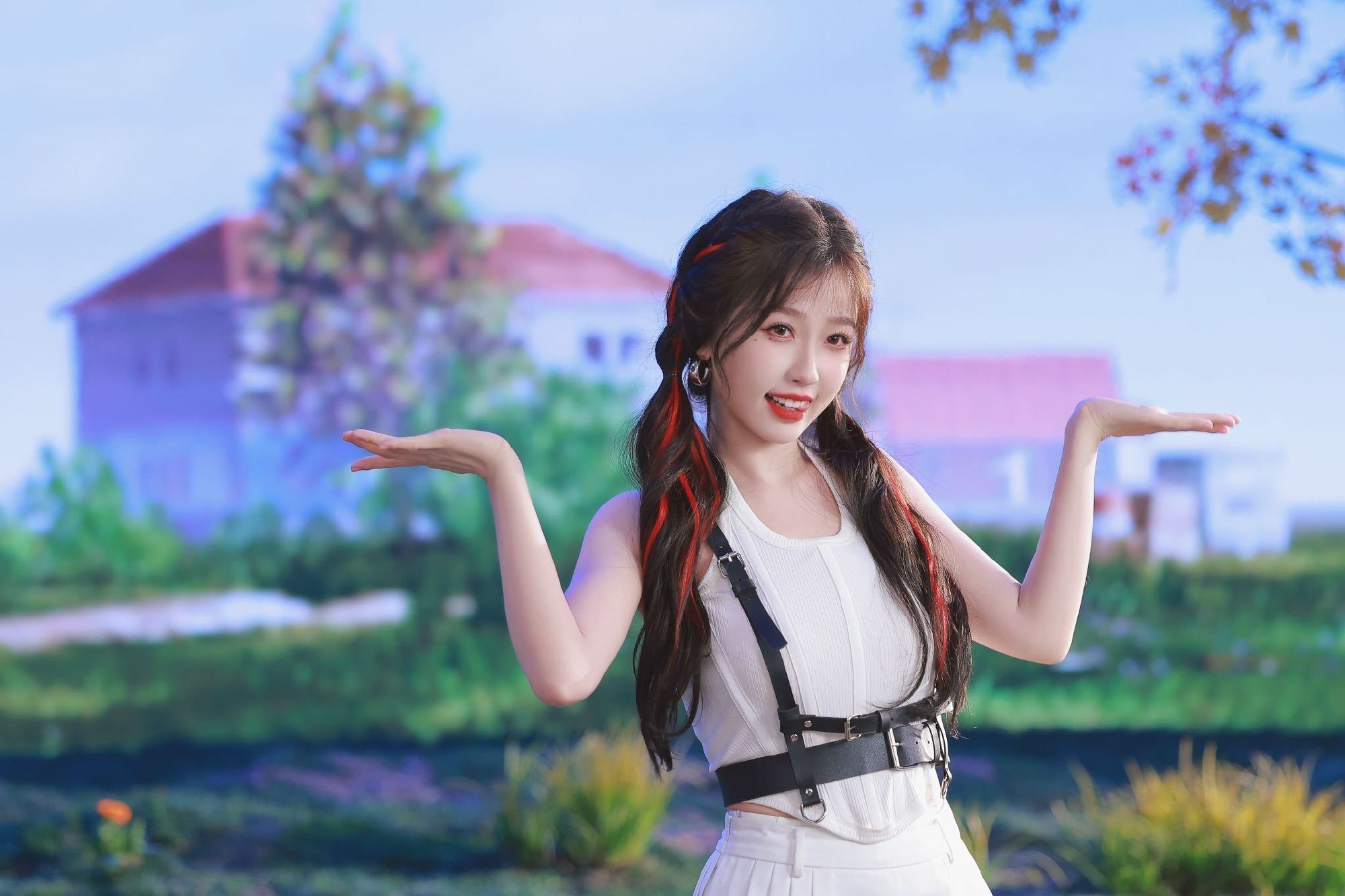 #虞书欣海岛小白裙# 虞书欣 的夏日“欣”造型来啦！ 恭喜欣欣解锁“欣代言”[送