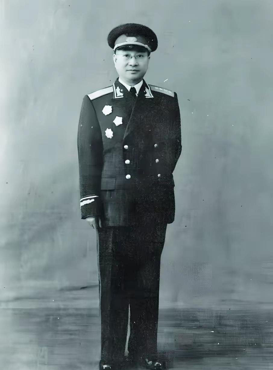 新中国成立后的一天，陈赓费尽周折，找到了一名30多岁的女子，紧紧握住女子的手说：