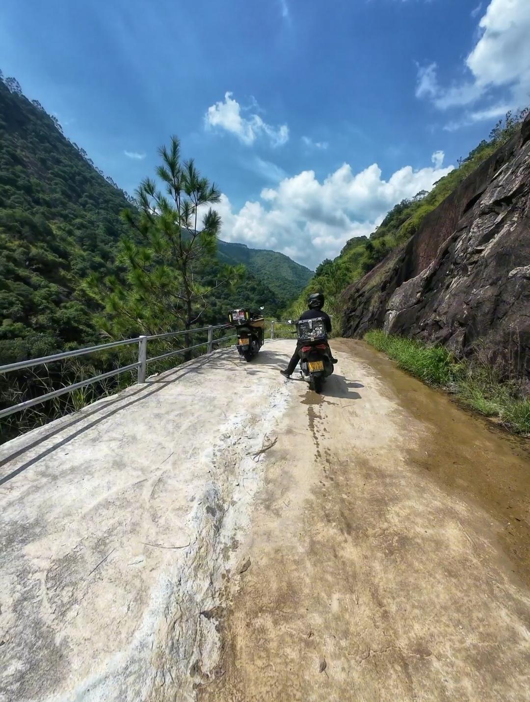 几年前就已经来过这条挂壁公路，那时没有护栏，觉得非常惊险，如今重走旧地，现在搞了