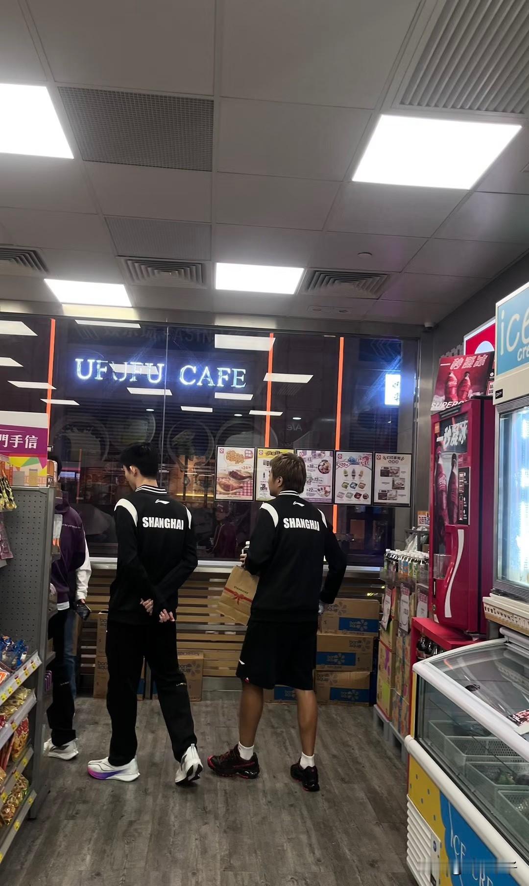 上海队三个逛超市啦！三个伙伴感情真的好呀，去哪里都一起去。这样的友情肯定很多人羡