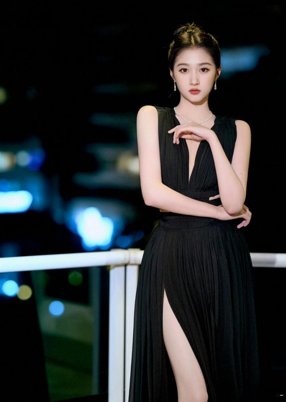 允许关晓彤洗把脸就来走红毯生图这么美，不化妆也行啊 ​​​