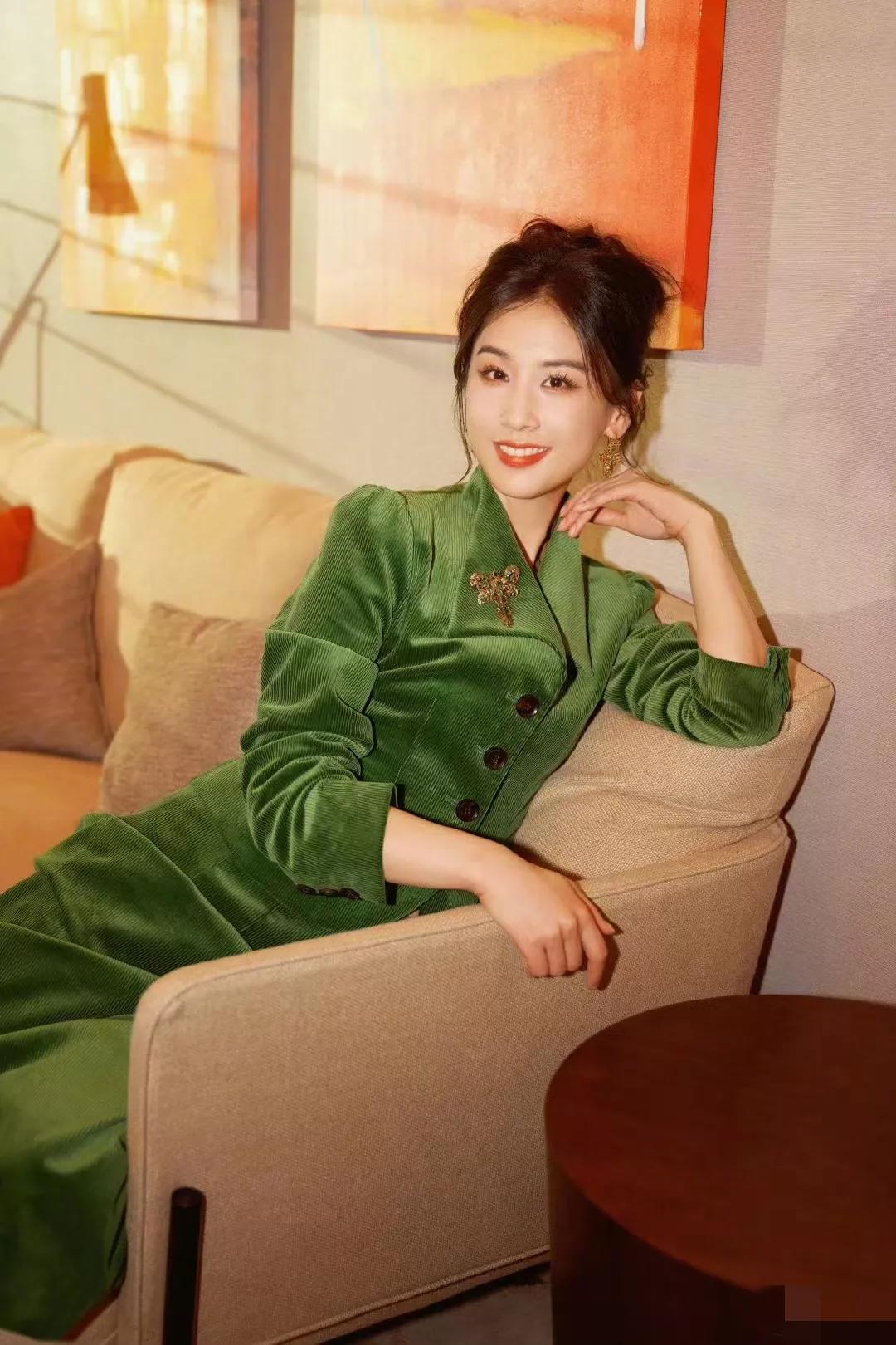 绿色是黄圣依的最爱。