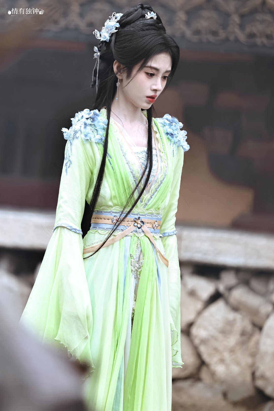 jjy鞠婧祎来战 jjy鞠婧祎阿黛 “玫瑰之所以是玫瑰，是风与光的眷顾，更是视线