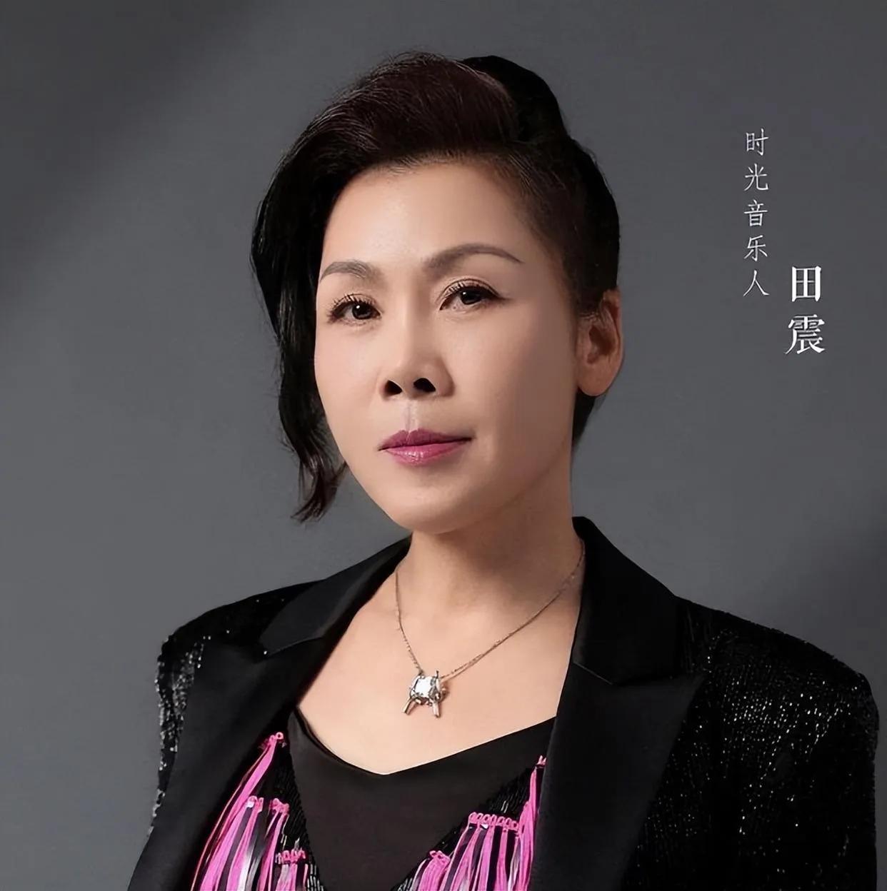 田震回国开演唱会了，票很快售罄。但评论区却听到了不同的声音。
田震十余年前就移民