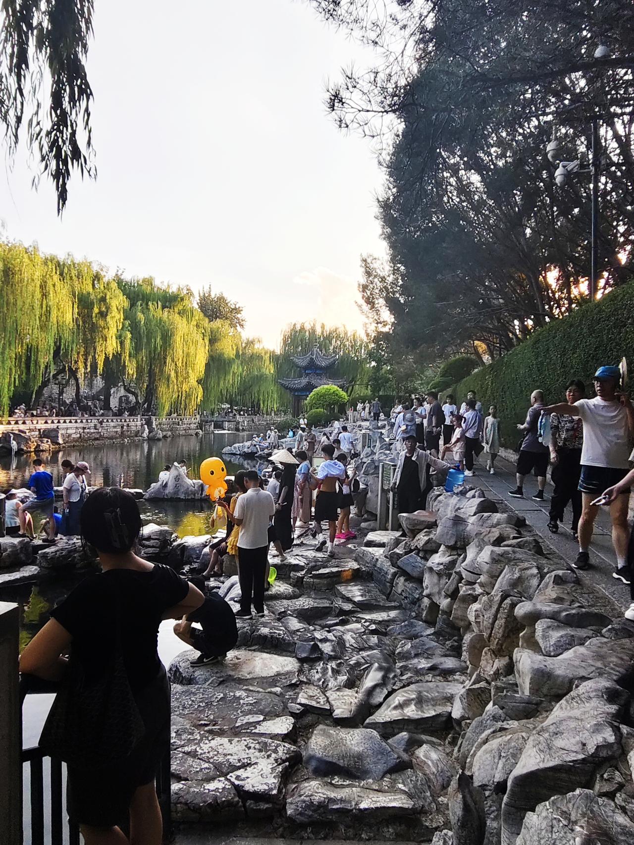 炎炎夏日，济南黑虎泉蹭凉爽的游客熙来攘往，好不热闹！本来想找个有水且比较安静的地