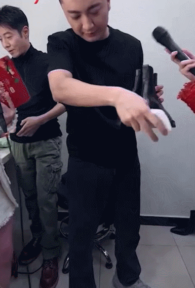 #撒贝宁尼格买提春晚后台比内增高# 春晚显眼包团队又新增了这是，春晚撒贝宁带着尼