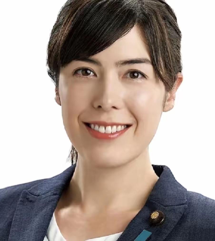 又有个跳出来替高市早苗擦屁股了。
她说中国老是用经济当成武器。
小野田纪美为高市