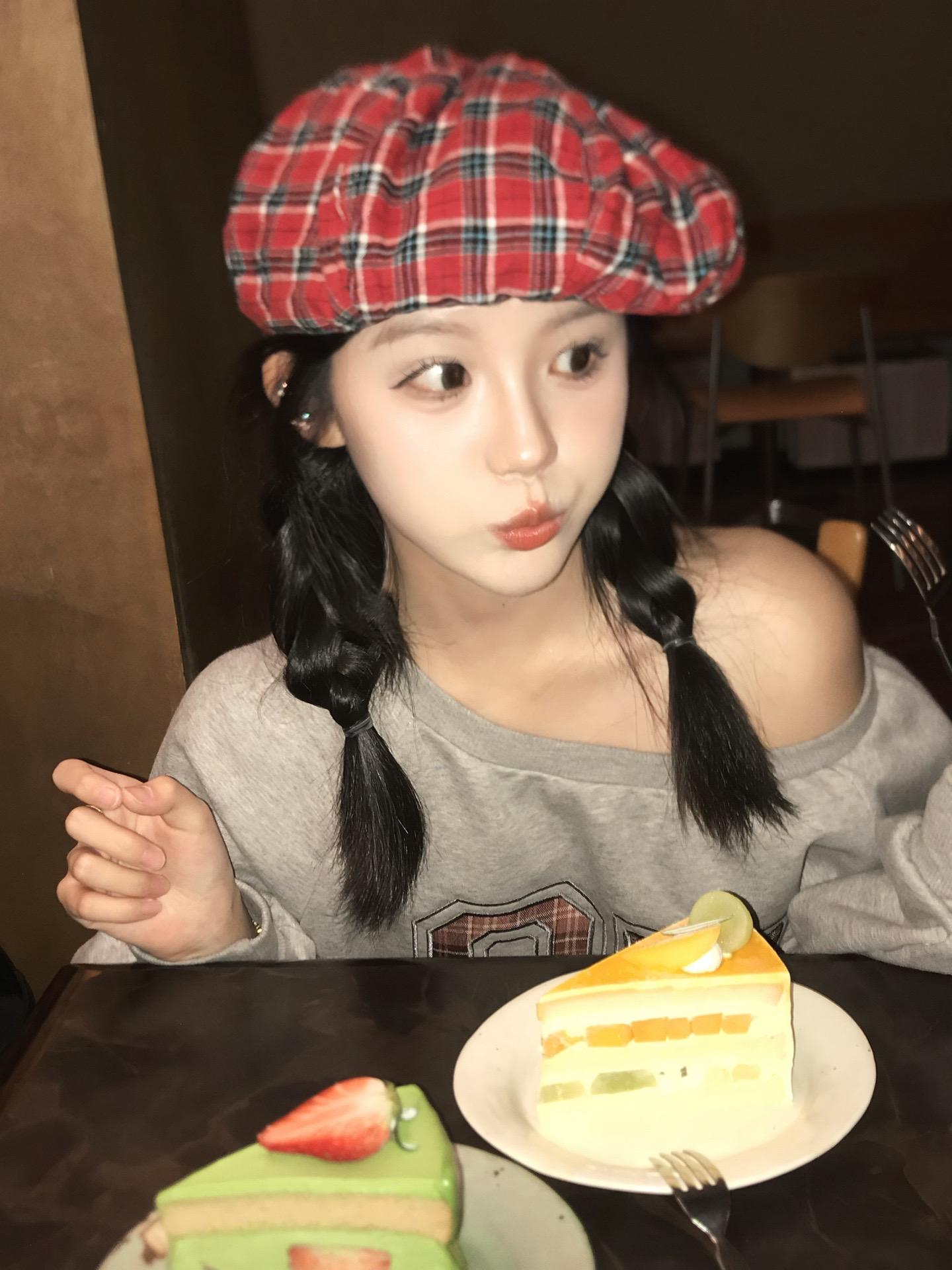 ╭◜◝ ͡ ◜ ͡  ╮ (      爱…     ) ╰◟◞ ͜ ...