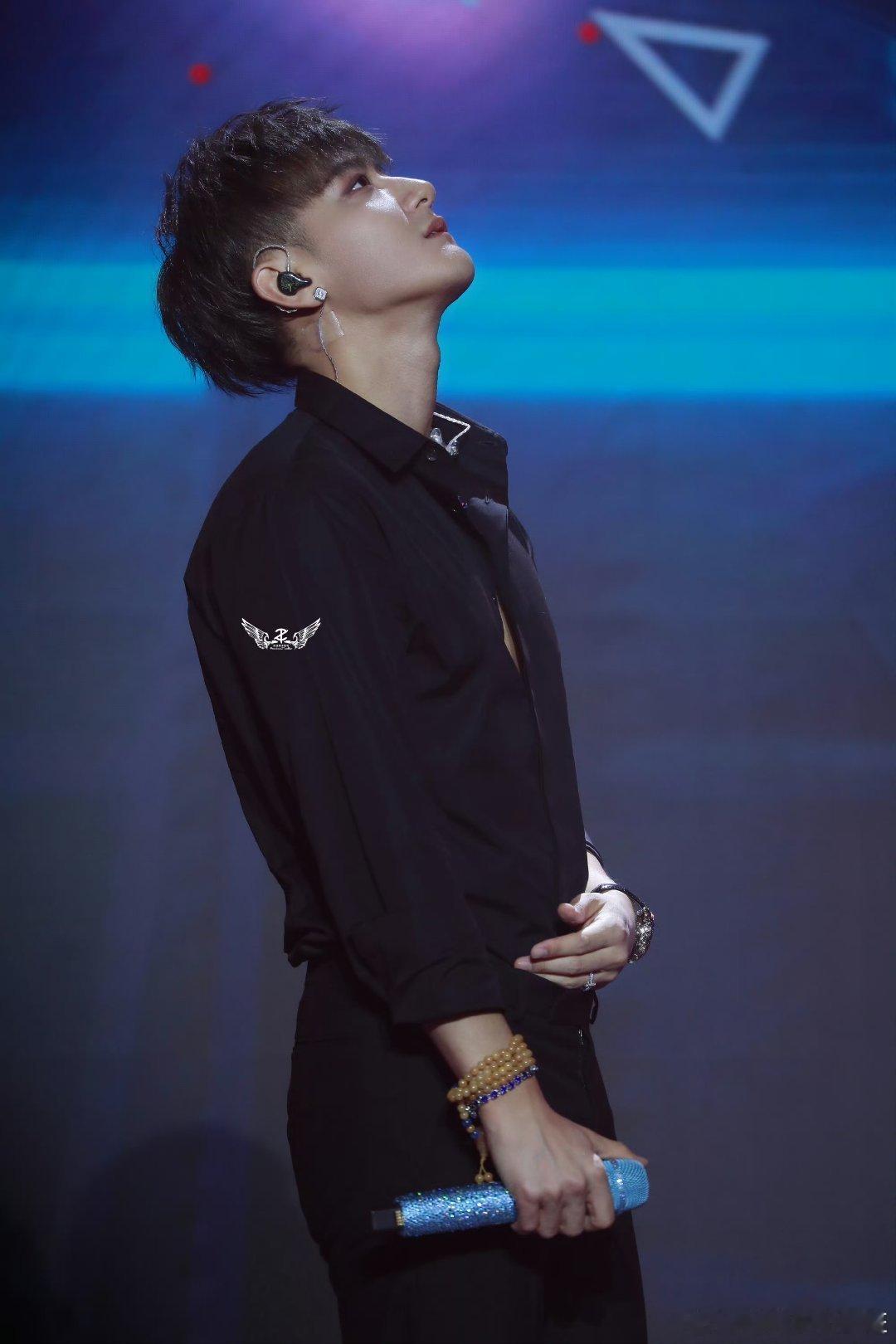 #黄子韬[超话]##黄子韬直播说脏话# “你的名字是不可言说的万语千言 笔砚一染