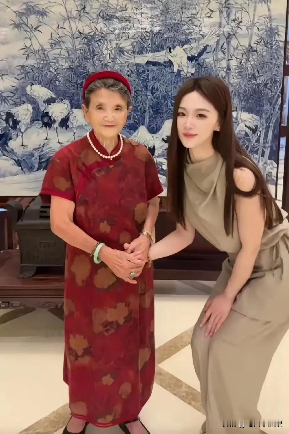 黄圣依的前婆婆，和杨子新女朋友见面

杨子的妈妈已经92岁高龄了，一点都看不出来