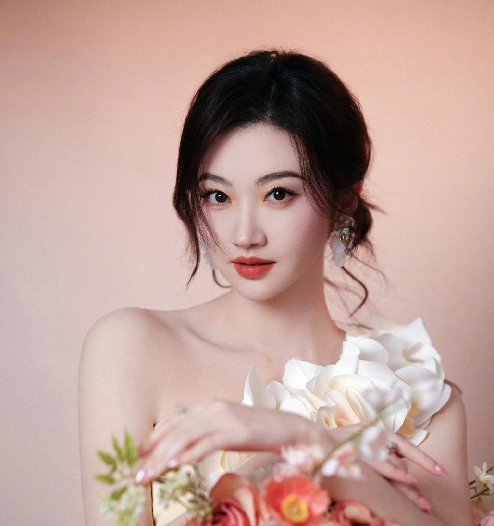 如果世界上真的有后悔药，
现在最想吃的应该是景甜吧，
明明一直都想找个人早日结婚