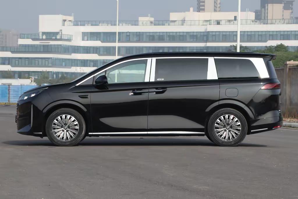 中大型MPV，2026款比亚迪夏将于11月4日上市。新车变化不小，纯电续航提升到