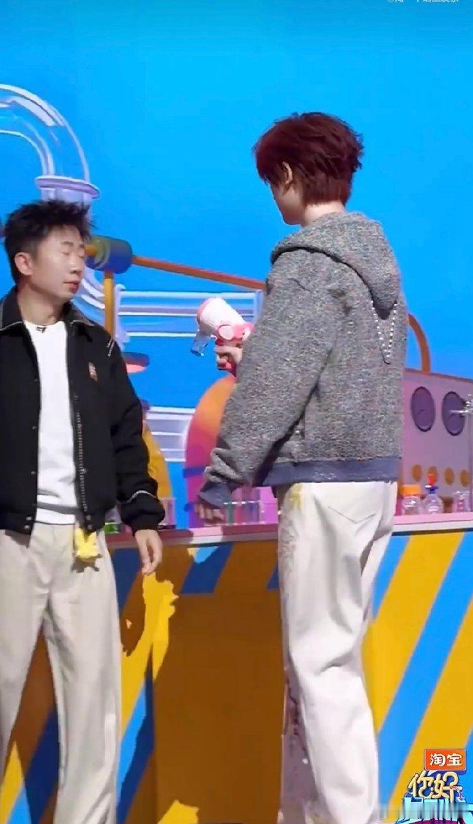 丁程鑫好6团宠有原因的你好星期六丁程鑫的团宠从来不是偶然！卢昱晓被淋水又遭 AI