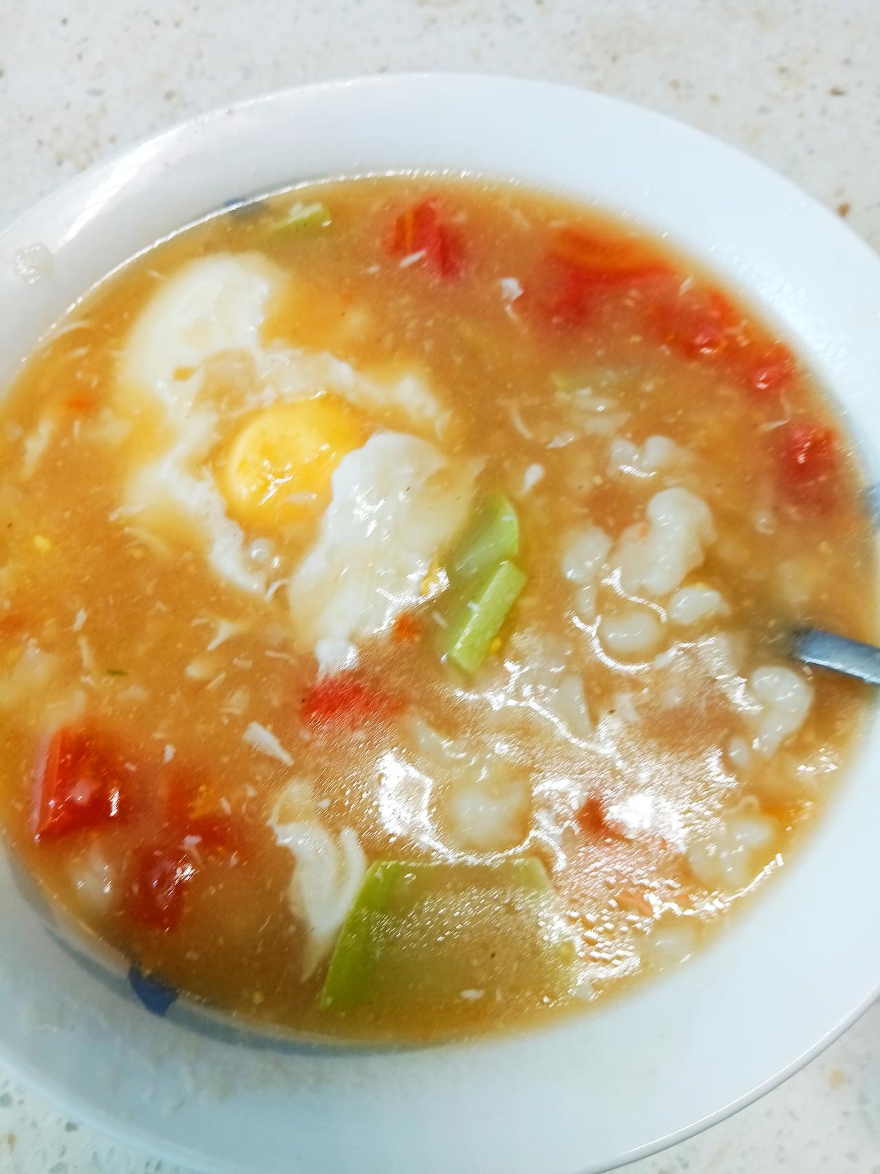 今年夏天总动不动就一身大汗，我索性懒得出门，锻炼的频次也远不如往年。

老伴念叨
