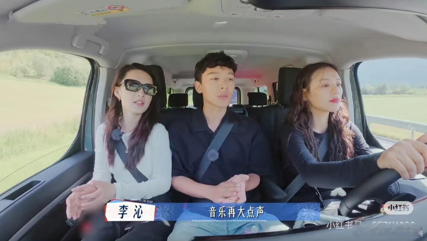 戚薇贴脸嗑李沁马思纯的互动太真实了！两人多年好友间的默契甜度满格，轻松自然的相处