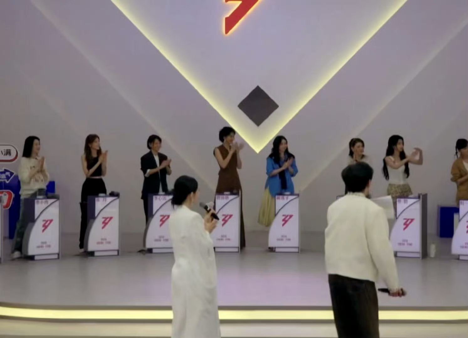 李心洁撤回一个爆灯谁懂啊!李心洁手滑给者来女爆灯光速撤回，尴尬又礼貌的微笑直接戳