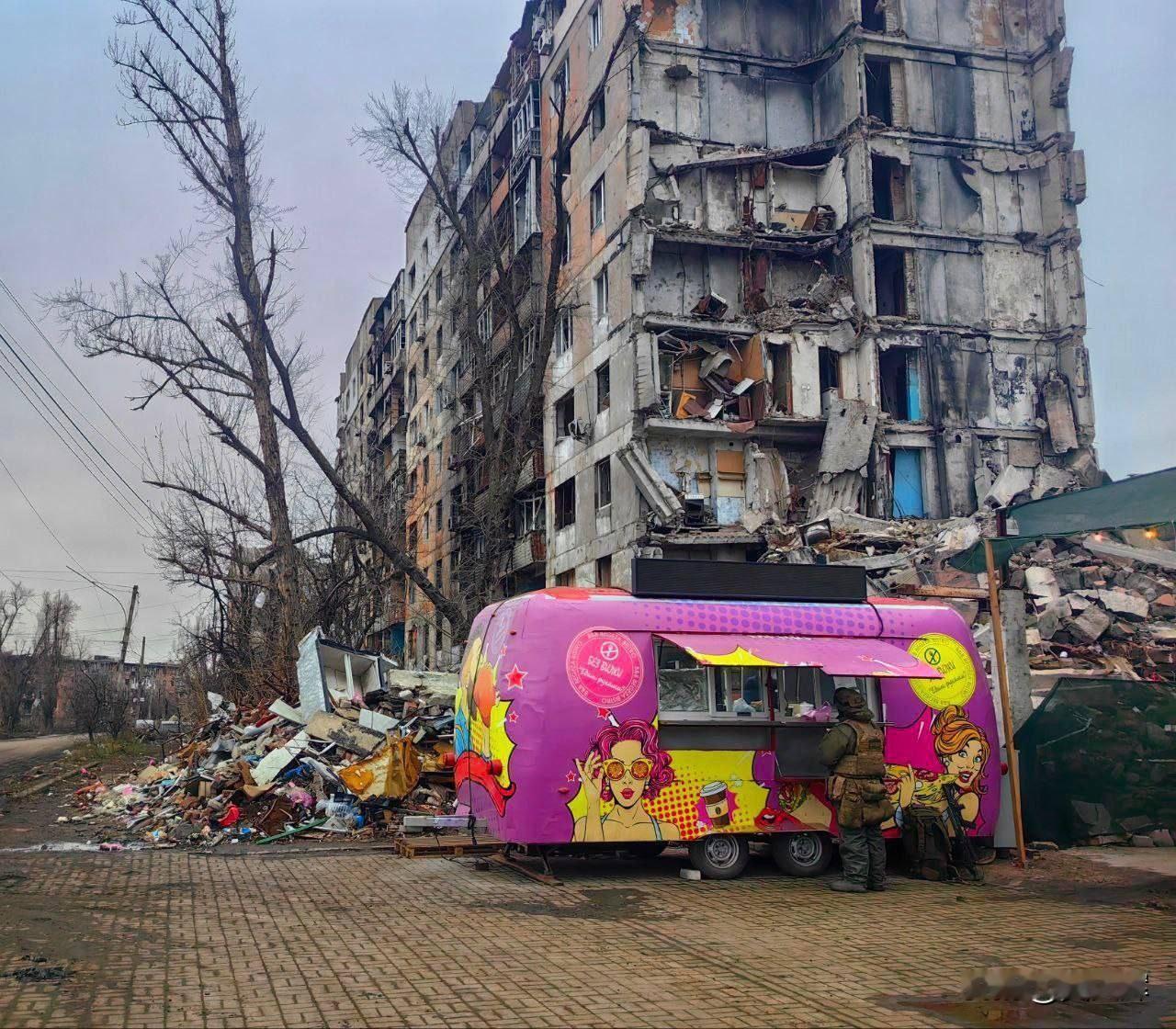 阿夫杰耶夫卡城市废墟中的一抹亮色。