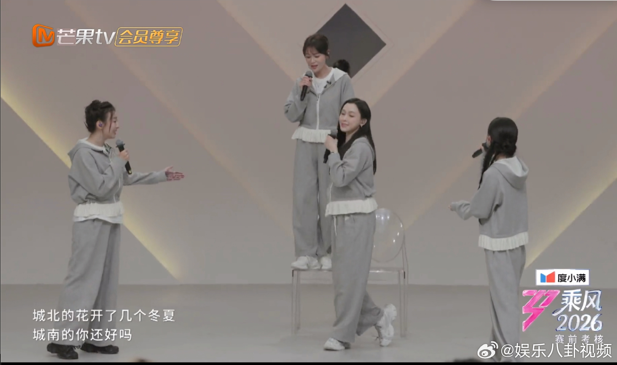 哪怕有备而来也会紧张，小抄是姐姐的“安全感”，这份真实很圈粉。侯宇小考写了一整个