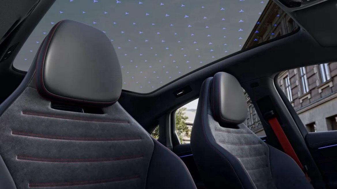 奔驰全新纯电C级轿车内饰曝光！终于用上大连屏了要不怎么说电车发展快呢，看看前两天