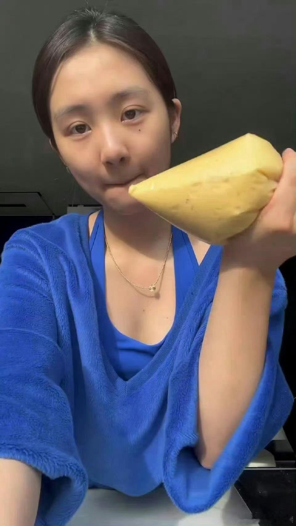 19岁的黄多多这一瞬间就长大了呀，看着她长大一步步从稚嫩到成熟好漂亮呀 ​​​