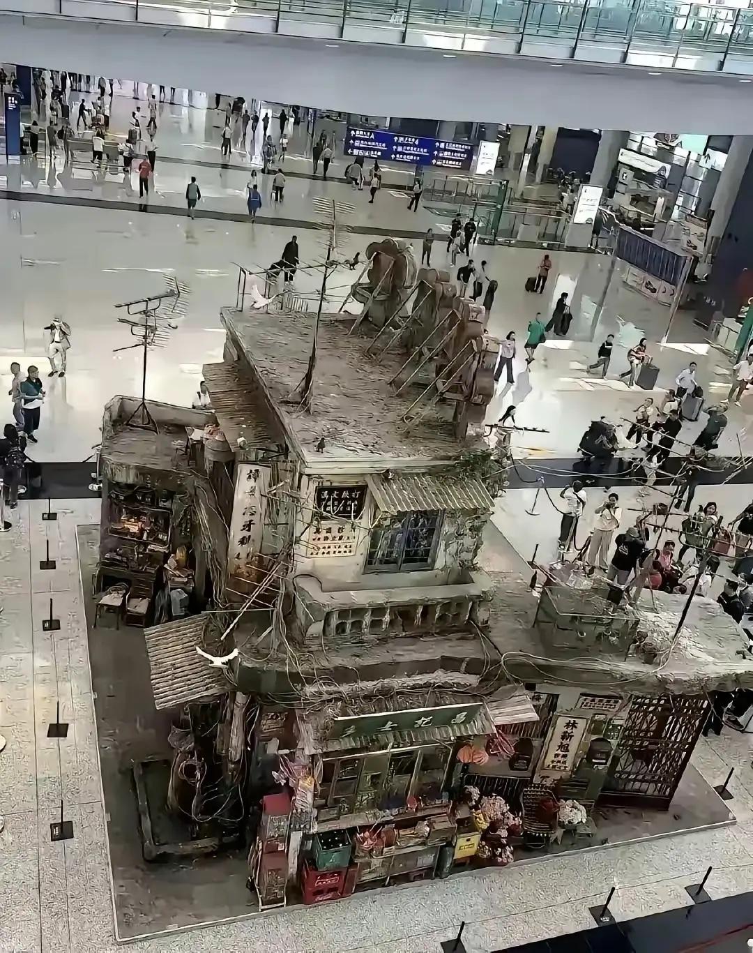 谁能想到，现代化机场里，居然藏着一座消失的“罪恶之城”！

在宽敞明亮、极尽现代