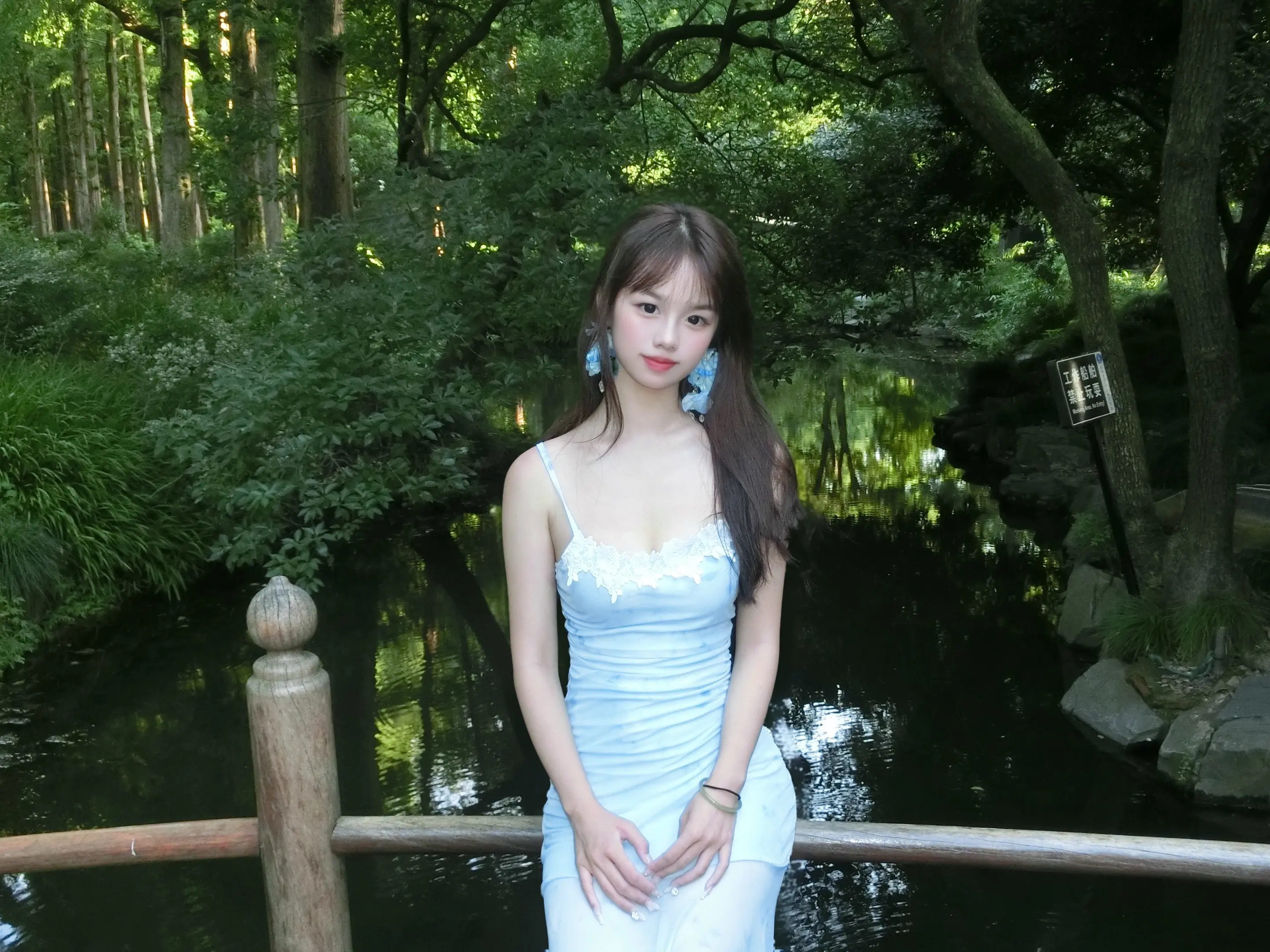 西湖纵有千般美，无你不过一潭水