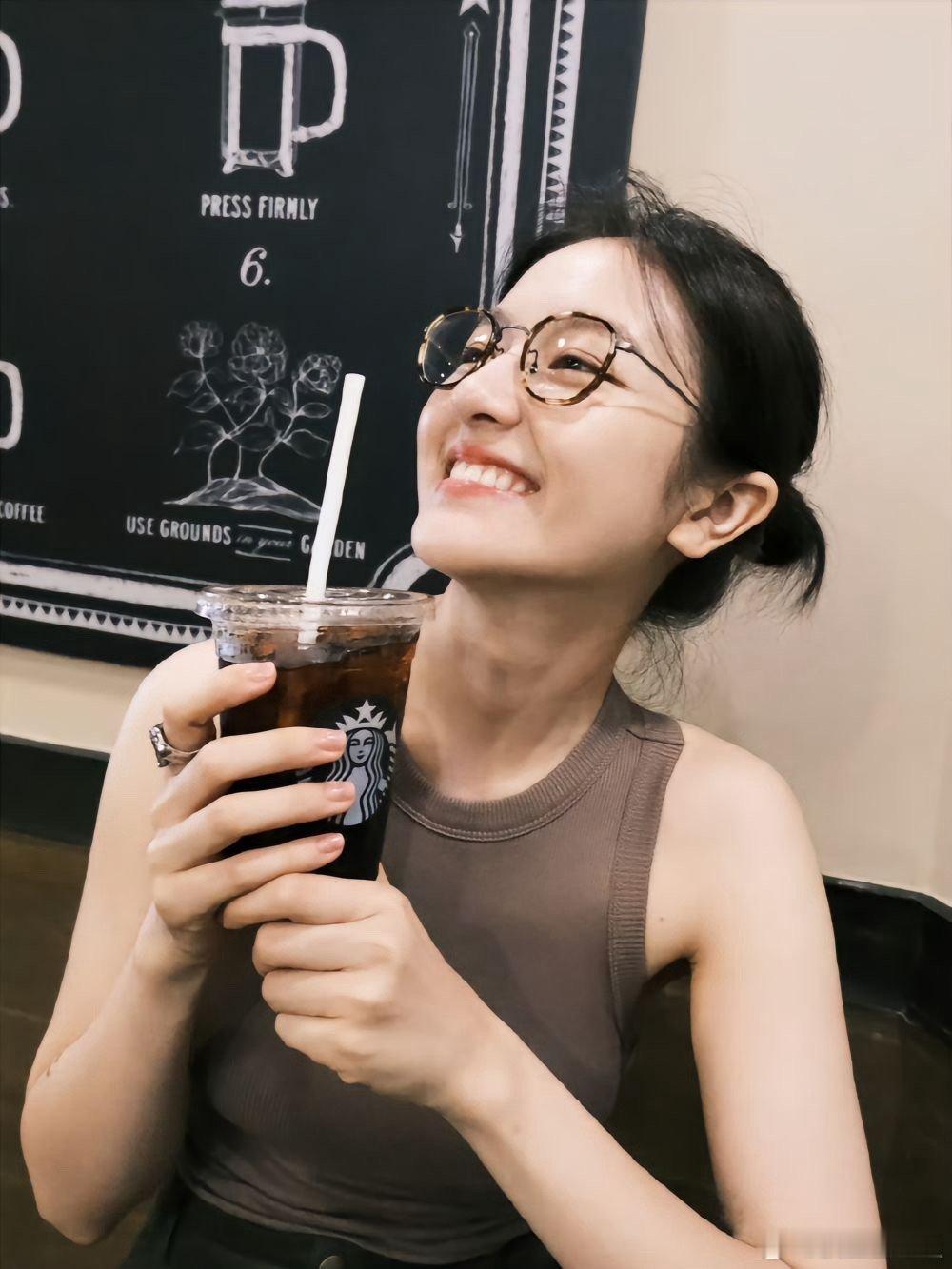 李兰迪 夹子音逗狗  李兰迪[超话]  真的好喜欢李兰迪的长相 学生时代的好学生