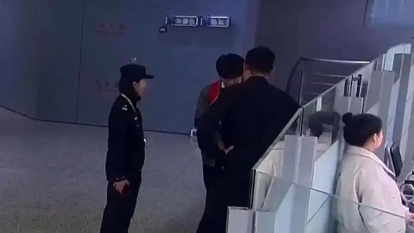 近日，上海虹桥机场警方接到小刘父母的紧急报案，迅速展开行动，成功找到入职仅一天、