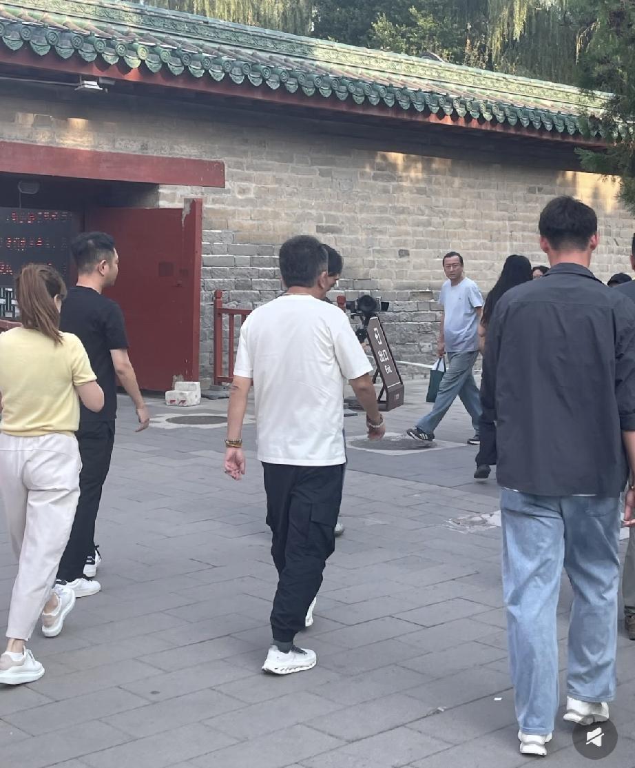 9月17日，于谦在北京地坛参加书市活动，弯腰驼背还是那么高调，戴翡翠戒指，两只手