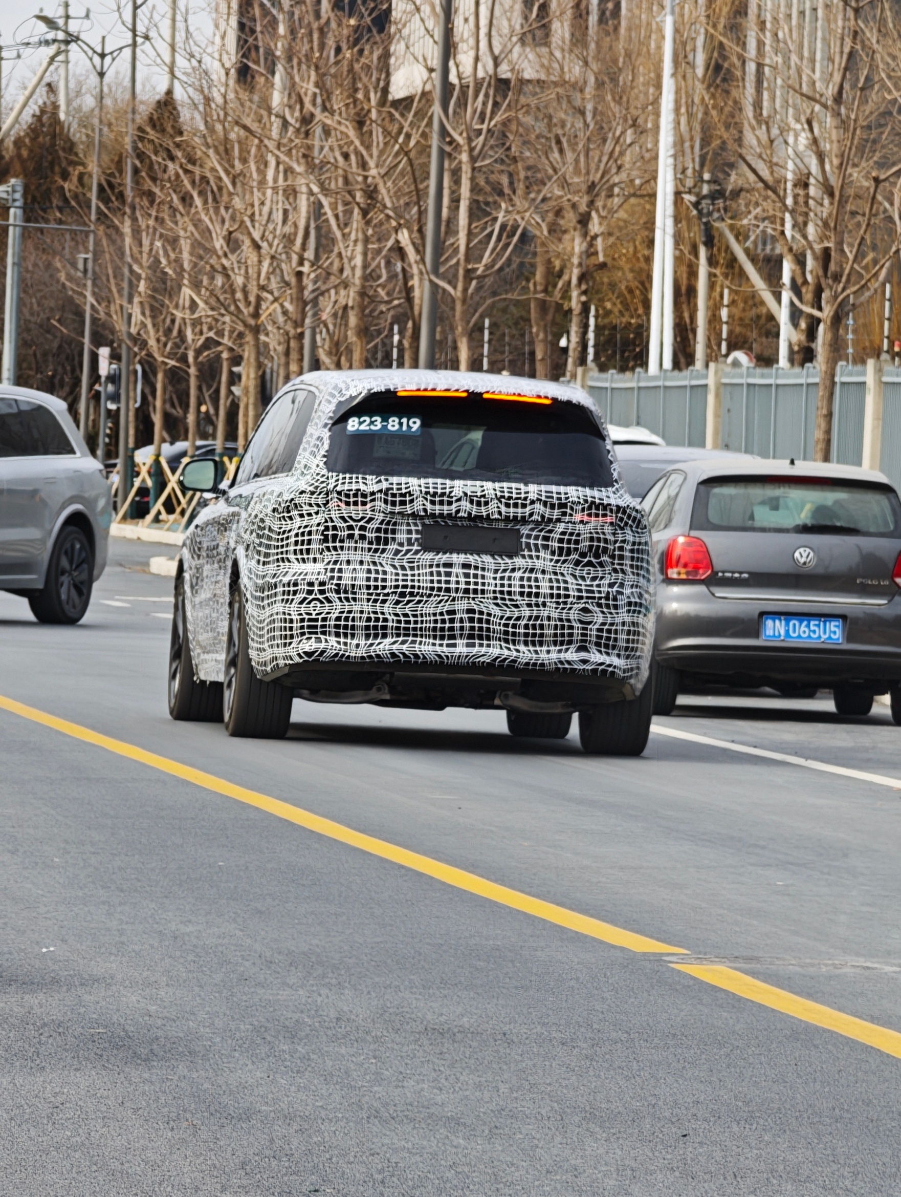 路遇全新理想L9，车尾线条明显更加有棱角而且看样子，后两排车窗应该有电致变色玻璃