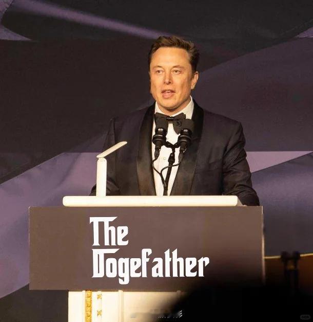 埃隆·马斯克宣布：“觉醒文化已被取消。”马斯克告诉乔丹·彼得森他发誓要“摧毁觉醒