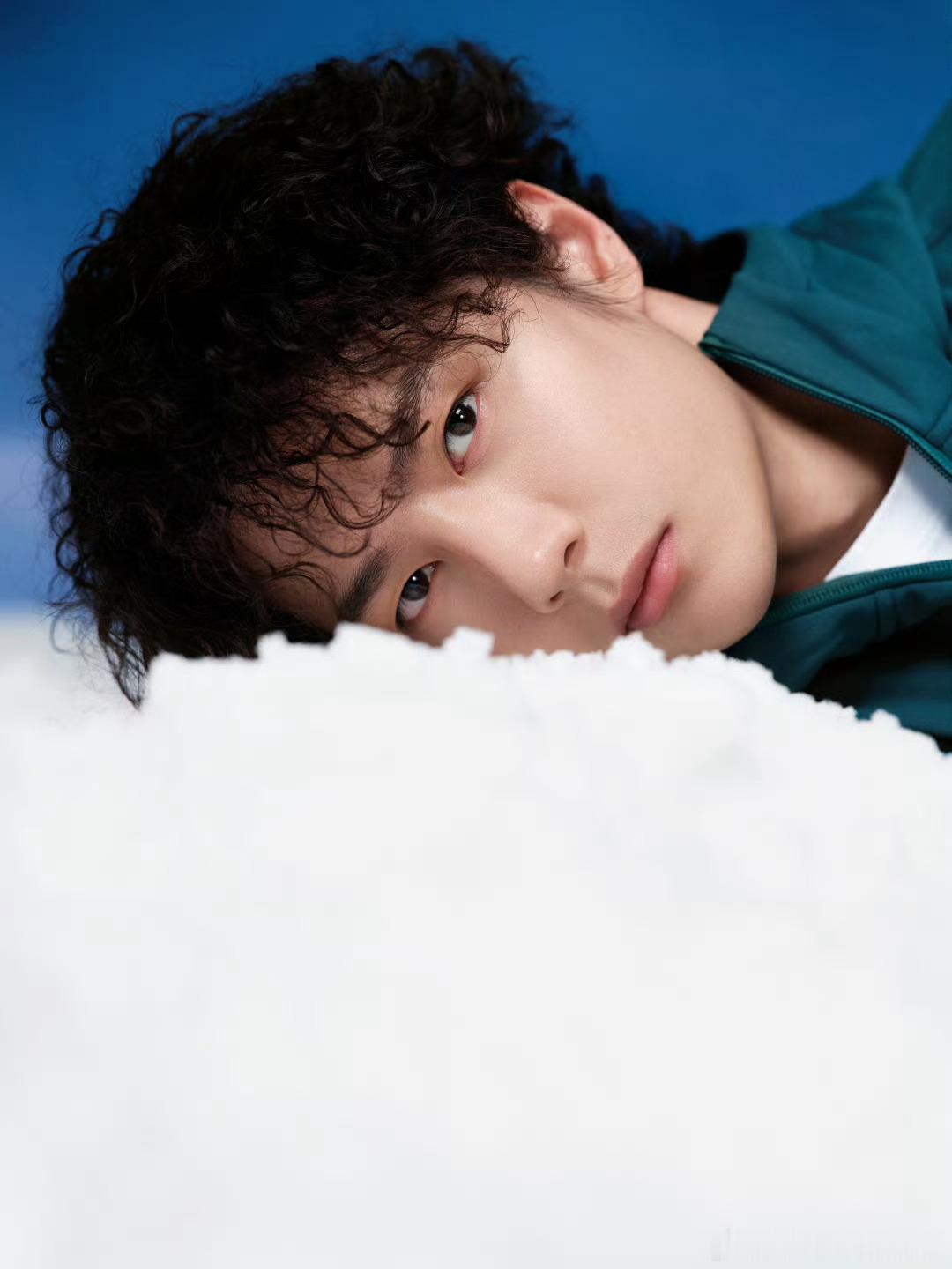 王一博于垂直岩壁见广阔心境王一博垂直岩壁海报 嗯嗯 