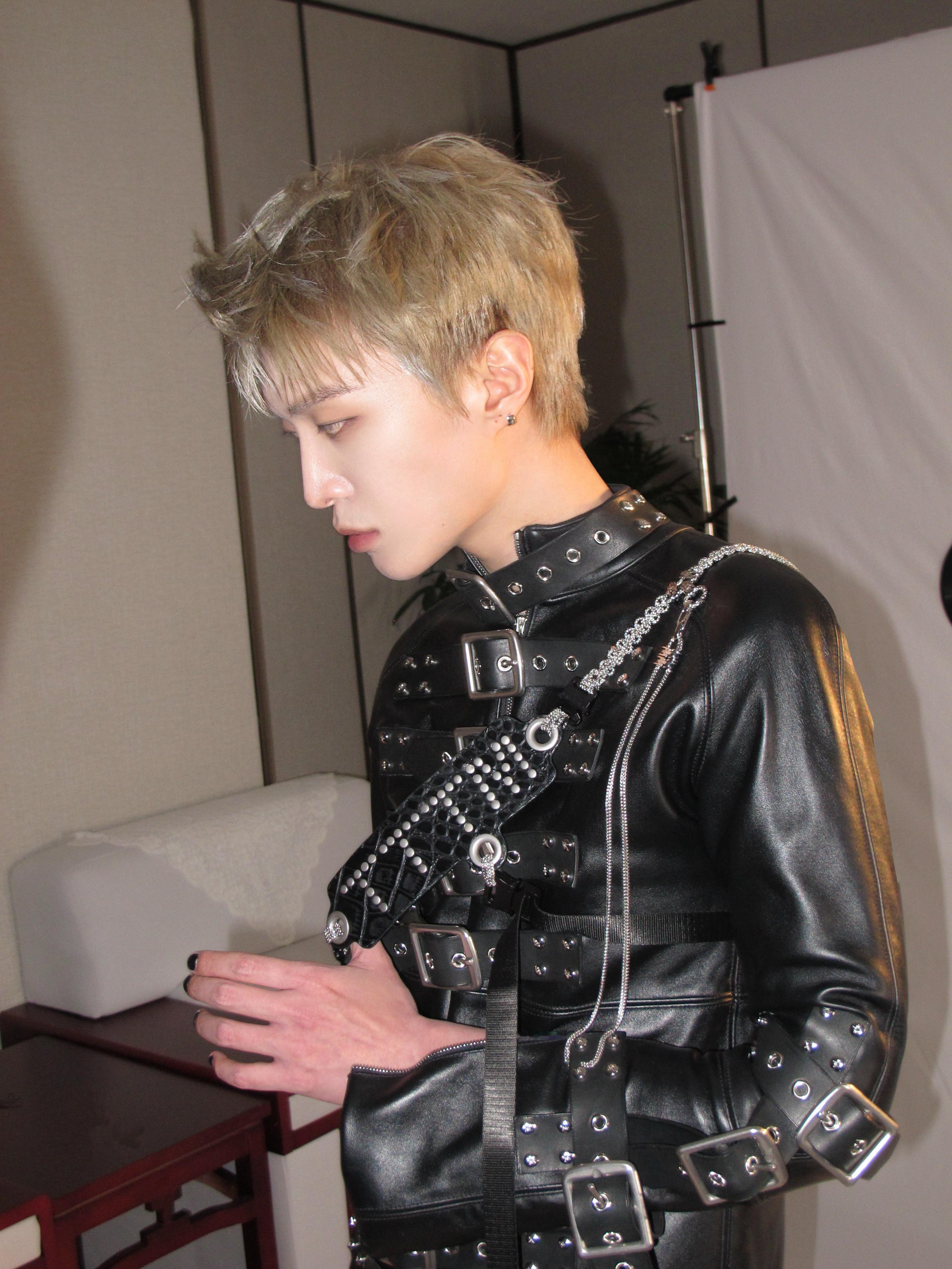 范丞丞帅成啥样了范丞丞这波黑衣造型帅到我失语，舞台上又酷又飒，新歌旋律一响，我的