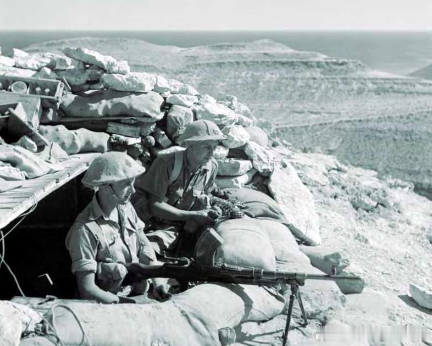 1941年11月10日英军Leicestshire莱斯特郡团士兵在托布鲁克附近军