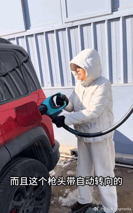 花甲老太实测比亚迪闪充桩：悬吊设计超人性 一点儿不费劲近日，比亚迪重磅发布了全新