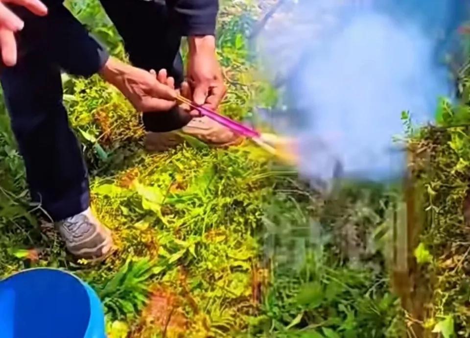 错把“仙女棒”当成“香”！四川一80岁爷爷扫墓祭祖闹乌龙，一脸茫然地念叨：这是什