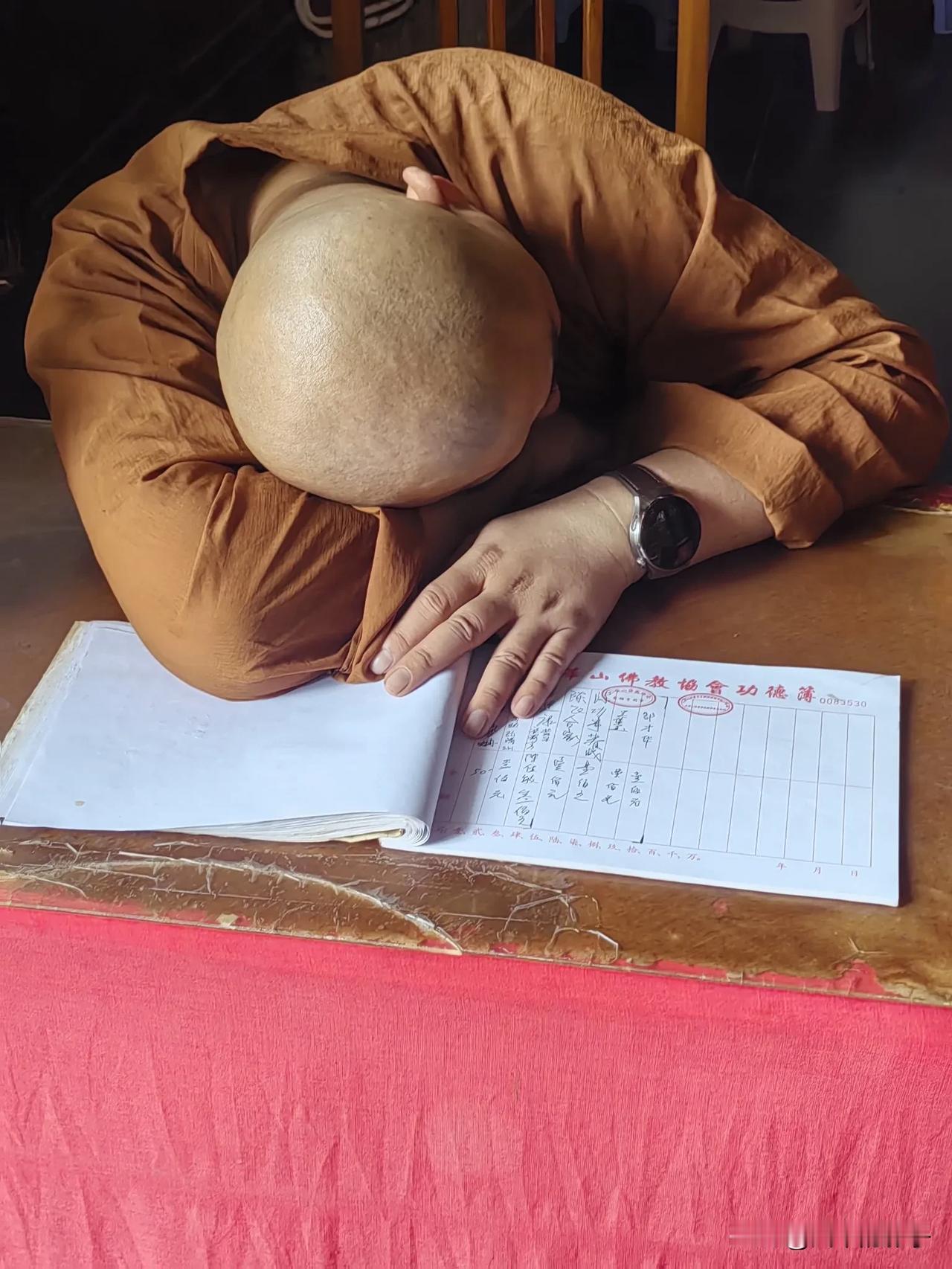 大和尚辛苦了！
这个月收到的香火钱够不够买这块手表呢？