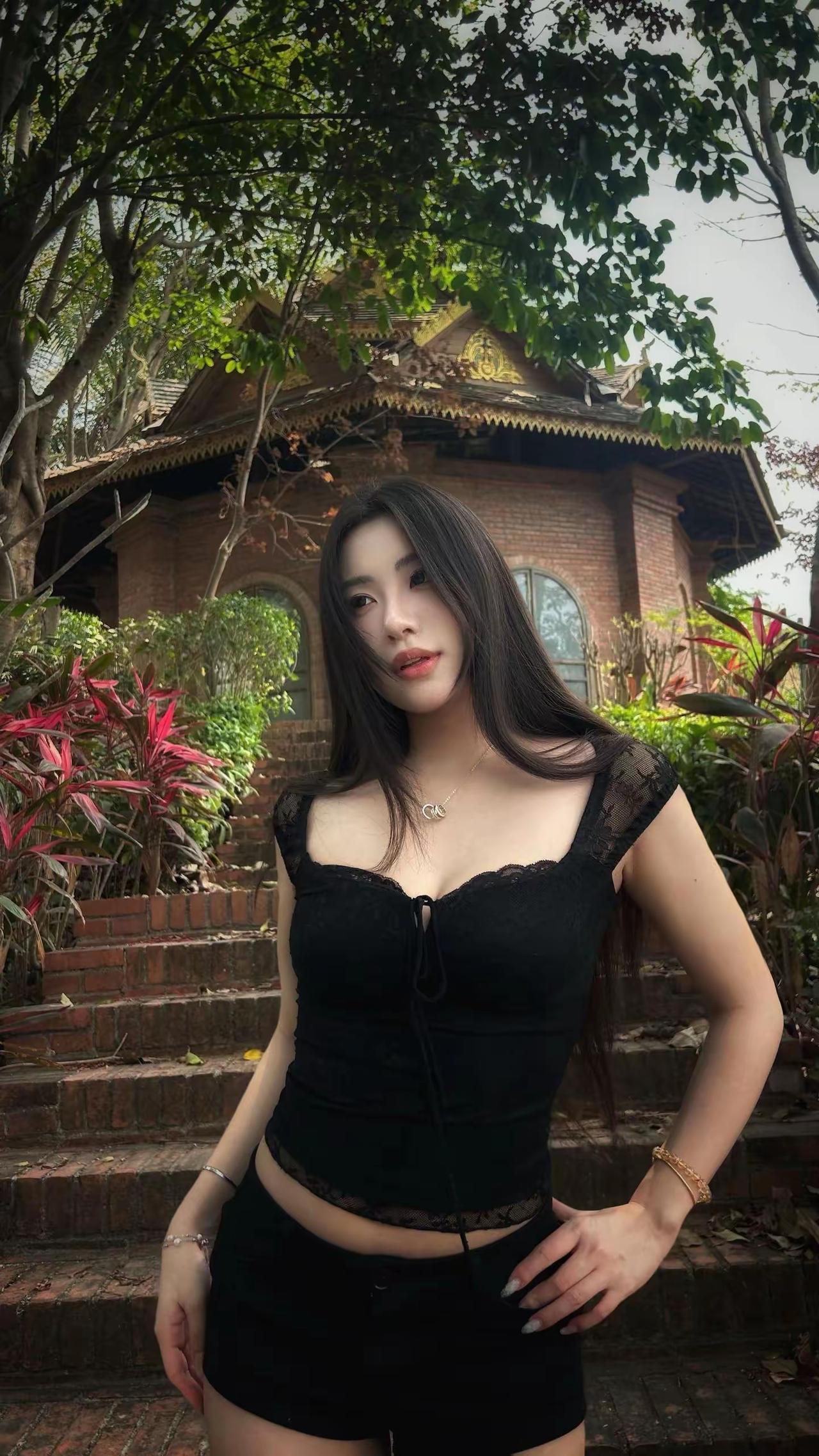 红叶映秋色，美人倚古楼。