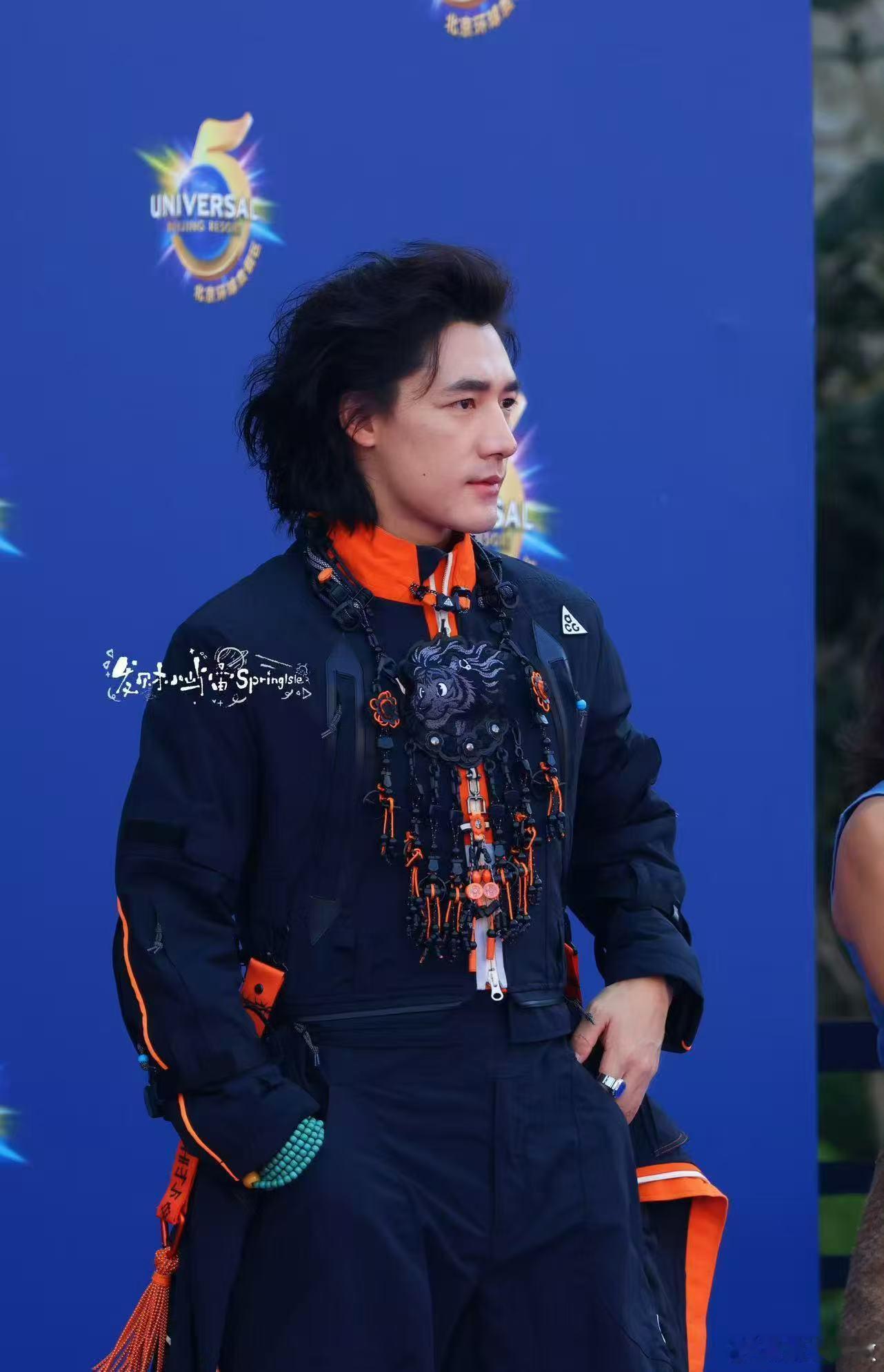 此沙是王子吧这气质真的太难得，此沙身着充满民族特色的服饰，长发飘逸，眉眼深邃，完