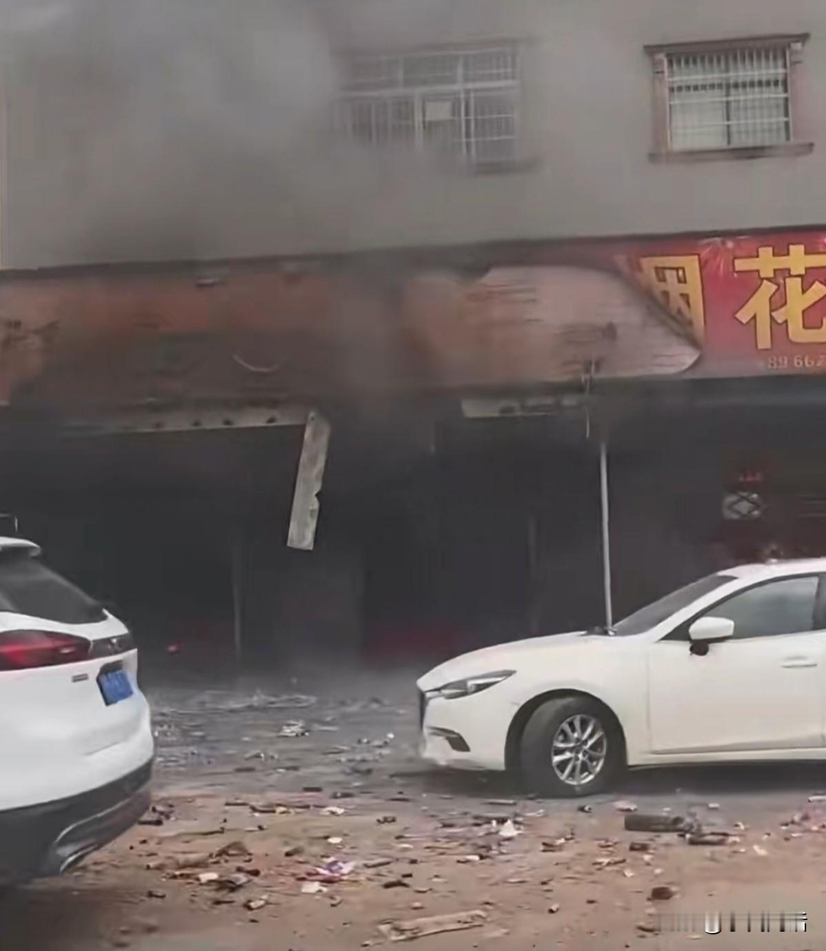 春节期间，烟花爆竹需求量大，因此，经营点应该设置在远离闹市区的郊外，摊点应该是露