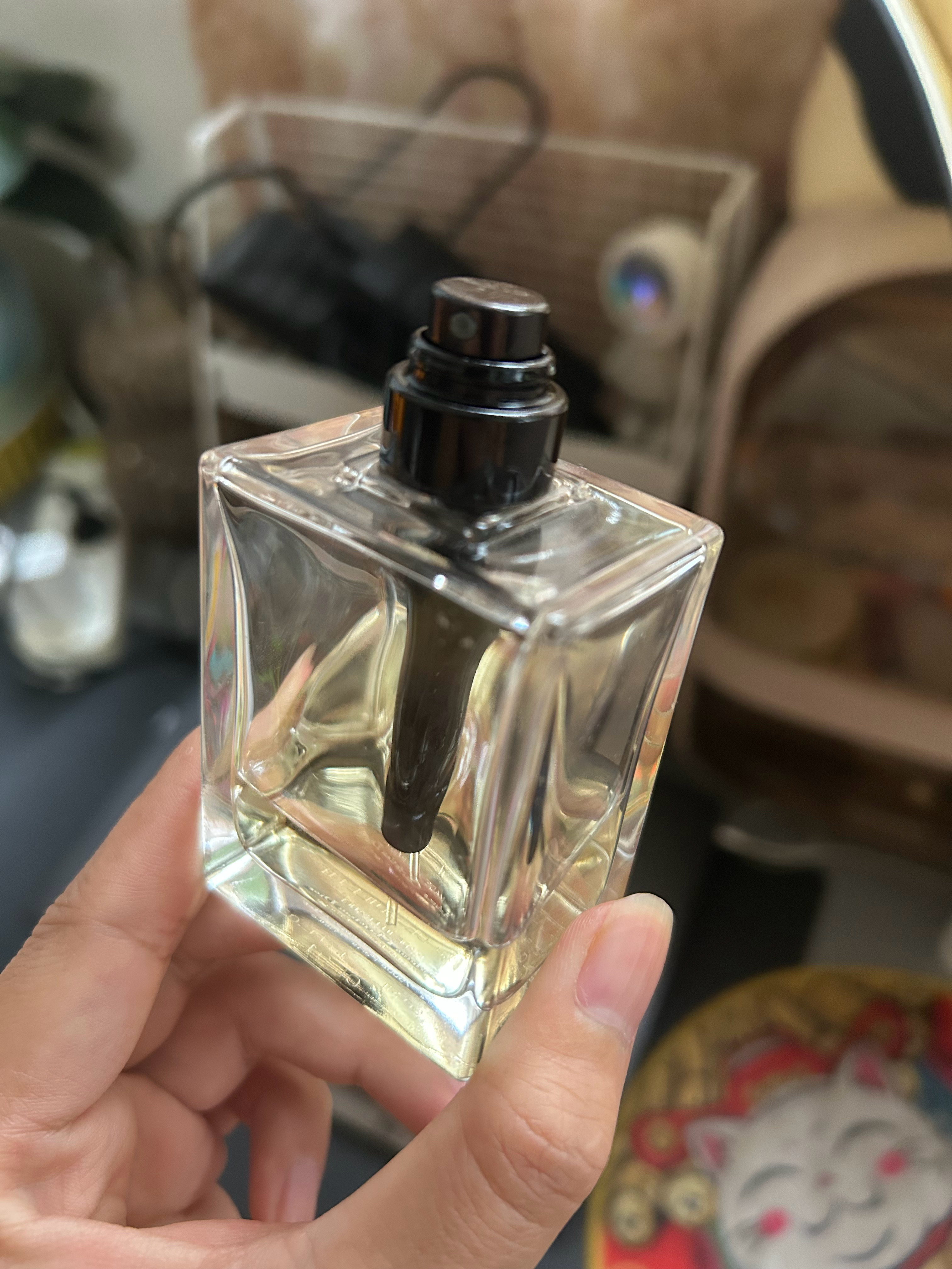 这瓶迪奥香水的喷头简直了，按下去就弹不上来，还往上渗，用手去拔出来又全粘手上，没