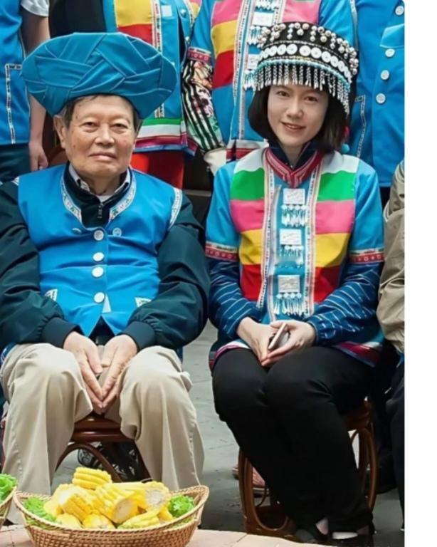 这是杨振宁与翁帆旅游云南时拍得珍贵合影：夫妻二人正襟危坐，和谐又温馨。他们身着苗