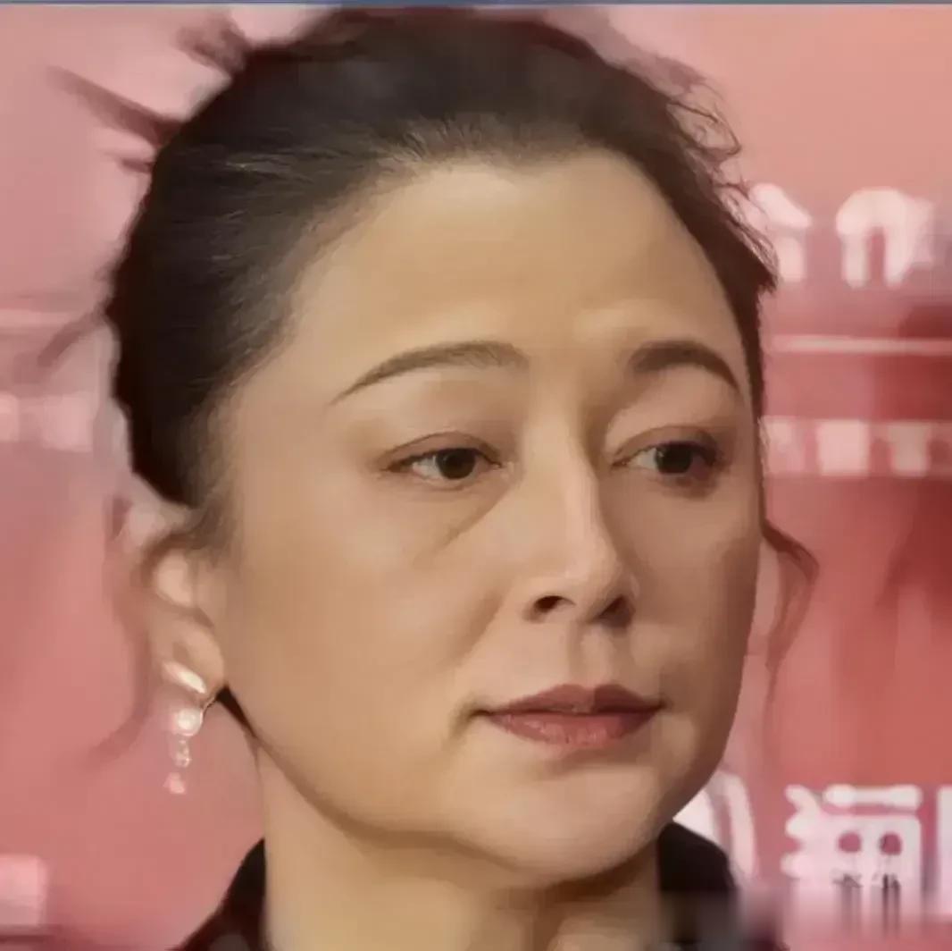 53岁的陈红和53岁的伊能静就像两代人！一个老了，一个年轻漂亮。

陈红，气质高