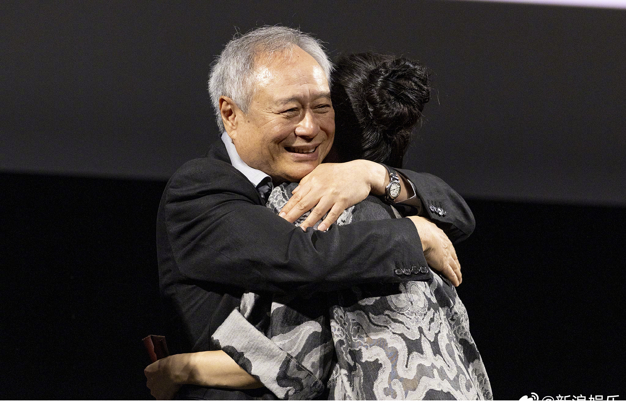 章子怡回应和李安拥抱章子怡说李安是她的一束光 回应在《卧虎藏龙》重映活动上和李安