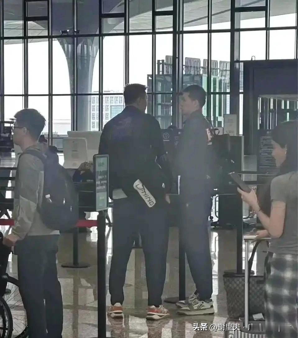 没事走两步，孙铭徽眼真毒，广东男篮有“神医”，任俊飞从受伤担架抬出场到站立行走只