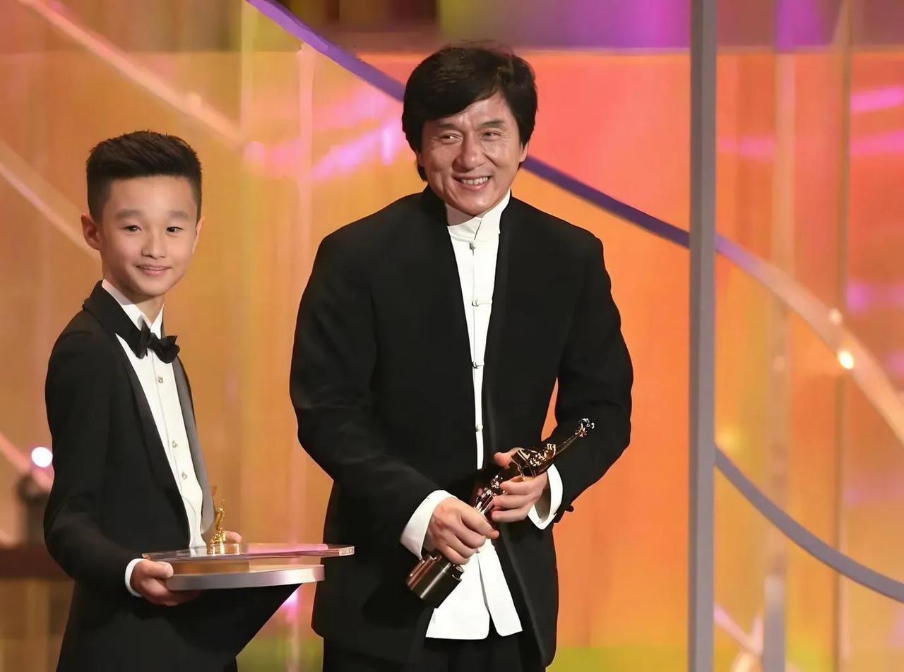#张学友的演技比得上周润发和成龙吗#张学友：以其细腻的表演和深情的演绎著称，能够