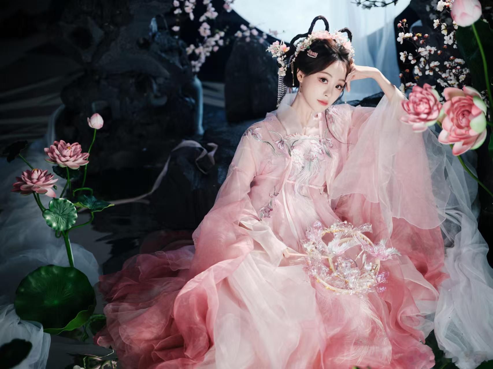 祝绪丹 月下仙人祝绪丹在礼绽东方盛典的“月下仙人”妆造，堪称天选古人！一袭粉袍，