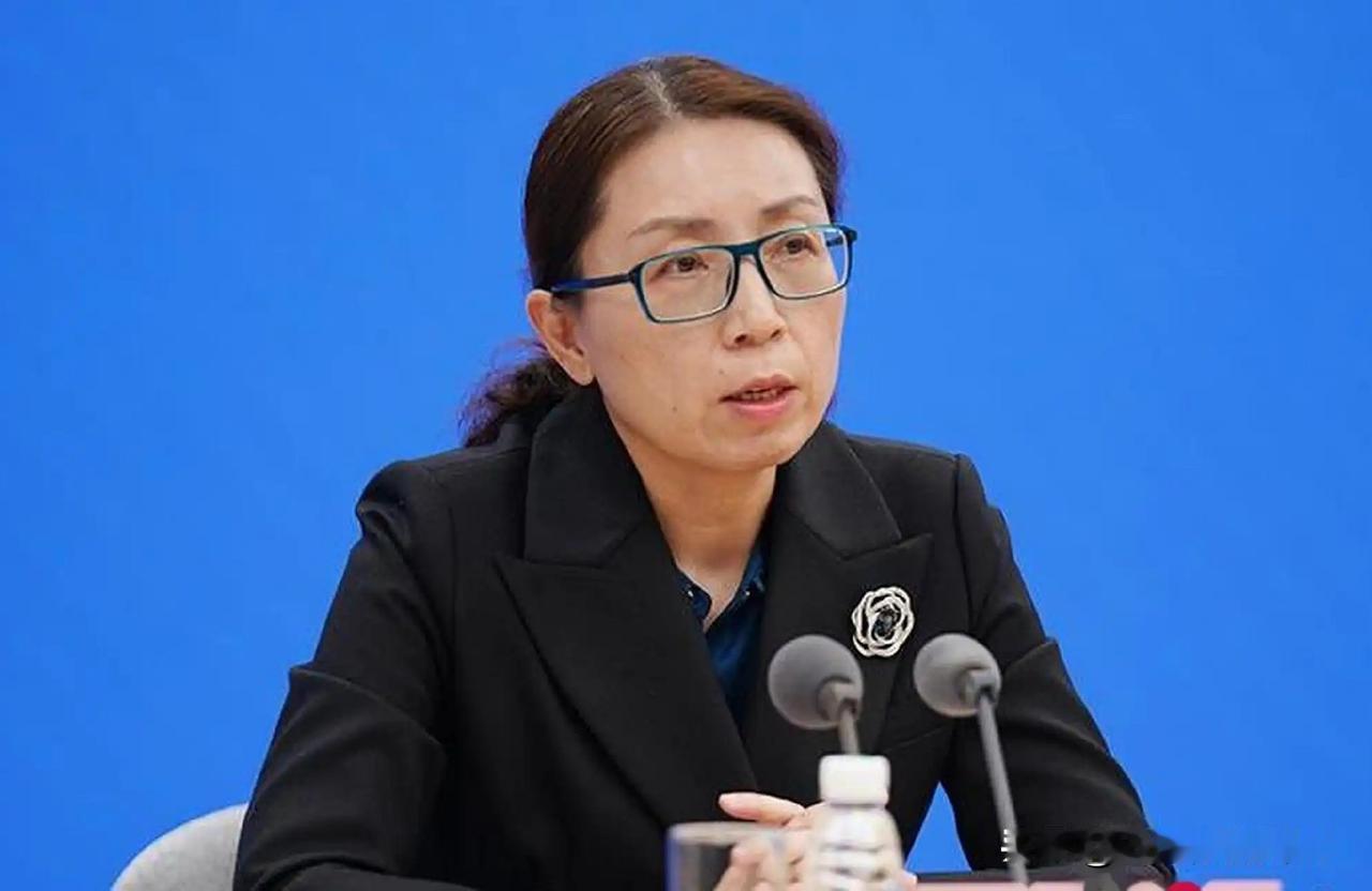 焦雅辉，履新了。

在口罩新冠疫情期间的新闻发布会上，我们认识了她。说话干脆利落