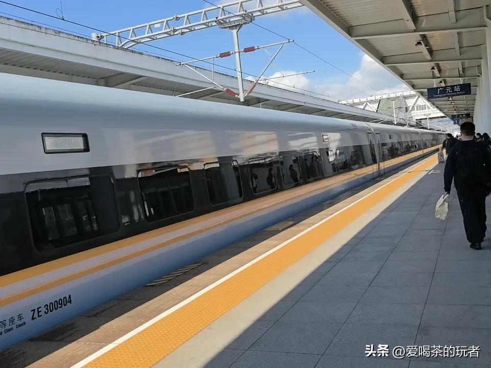 好久没来坐这个车了，感觉广元站乘车的人还是相当多的，乘车十分的便捷。