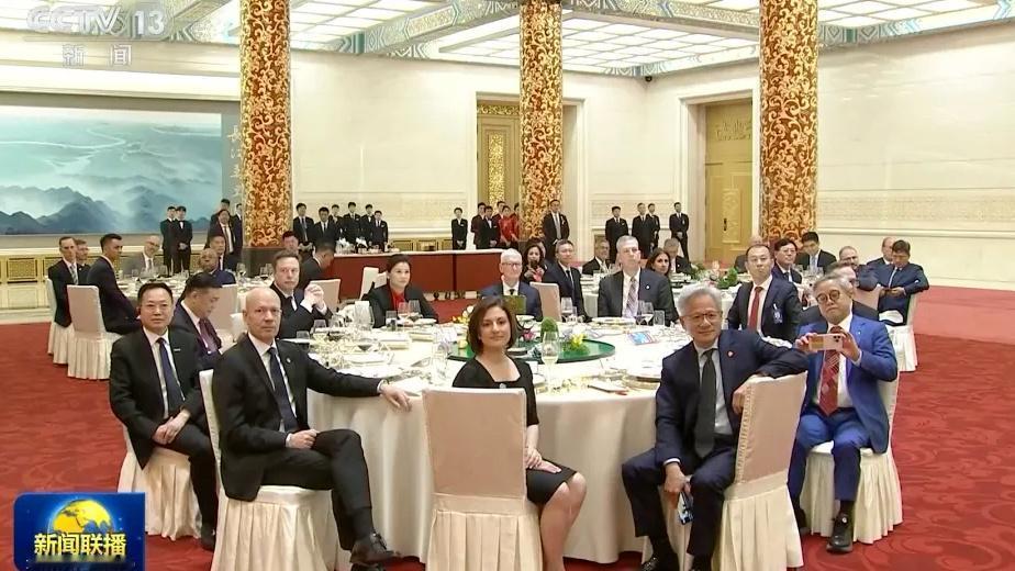 这次国宴上，有位企业家不太引人关注，谁呢？鲁伟鼎。
鲁伟鼎是鲁冠球先生的儿子，之